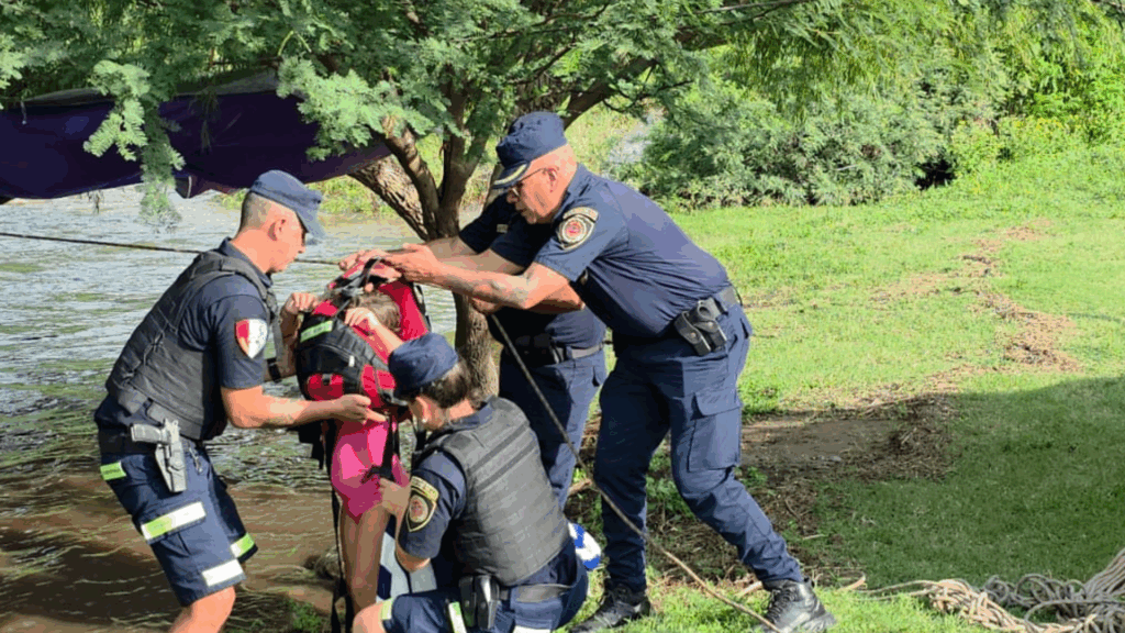 El grupo fue asistido por equipos especializados tras quedar aislado por la repentina crecida del río en Villa de Soto