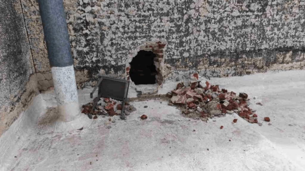 Unos ladrones robaron una caja fuerte tras hacer un boquete en el techo de una librería