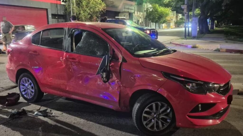 El siniestro ocurrió en la intersección de Bv. Bulnes y Av. Patria. El conductor de la moto, de 26 años, falleció en el lugar y su acompañante fue trasladada al Hospital de Urgencias.