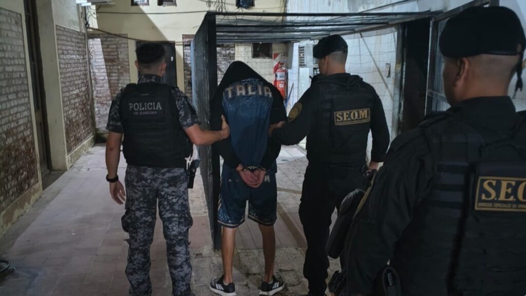 Un joven de 21 años fue arrestado y durante el procedimiento arrojó un bolso con un contenido que llamó la atención de los efectivos.