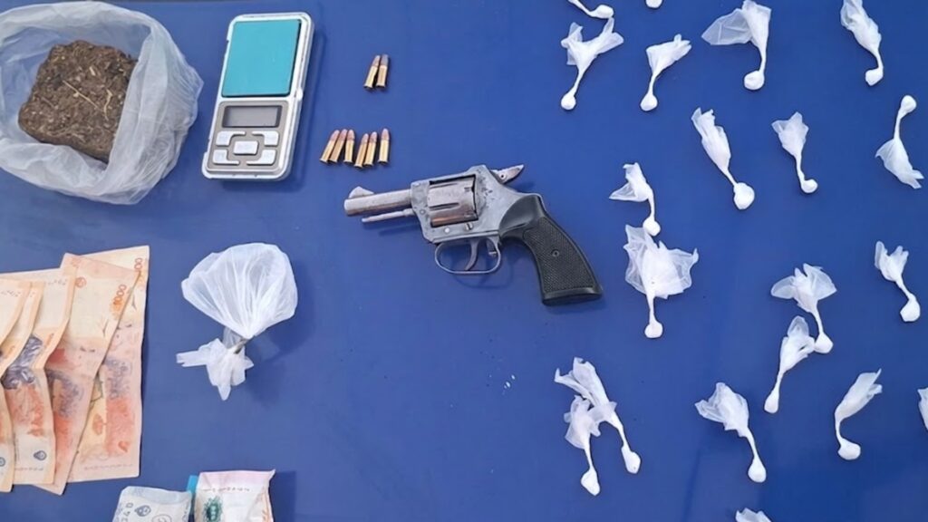 Los procedimientos se realizaron en Villa Boedo y Cooperativa Los Paraísos. Secuestraron cocaína, marihuana, dinero y un arma de fuego.