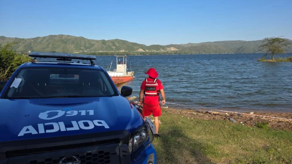 El accidente ocurrió en Villa Parque Siquiman. Tres ocupantes, entre ellos un menor, fueron rescatados con vida.