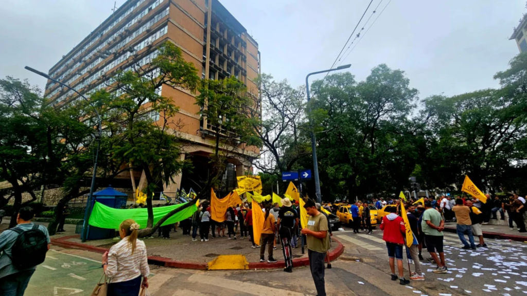 Taxistas realizaron una protesta en el centro de Córdoba para reclamar más controles sobre las aplicaciones de viajes
