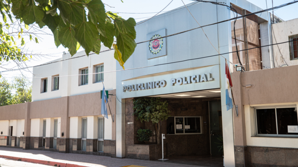 El joven fue asistido en el Policlínico Policial tras ser trasladado desde una vivienda de la zona oeste pero los médicos no pudieron reanimarlo