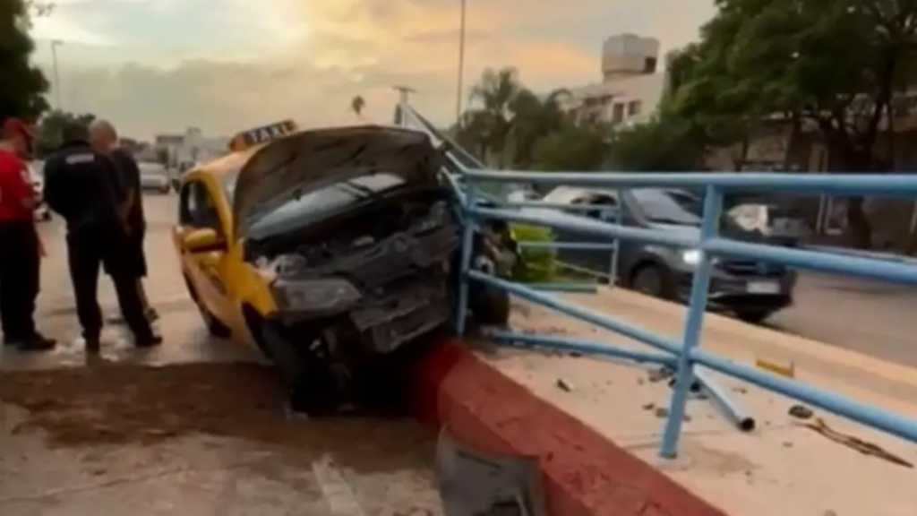 Un taxi chocó contra el cantero central y una parada de Solo Bus en avenida Sabattini tras una maniobra provocada por otra camioneta