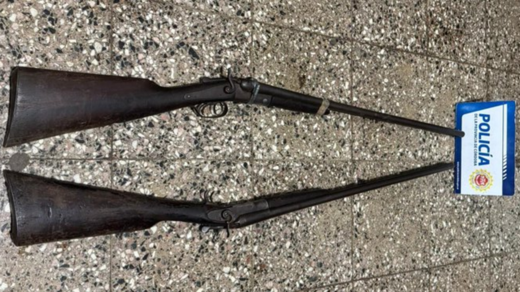 El operativo se realizó en el departamento Tulumba. La Policía secuestró dos escopetas sin documentación y el vehículo en el que viajaban los detenidos