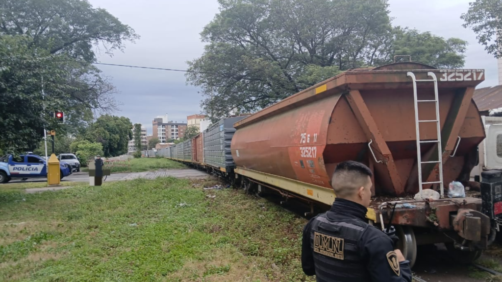 Un tren cargado con soja descarriló en barrio Alta Córdoba y bloqueó varios pasos a nivel tras una falla en la estructura de las vías