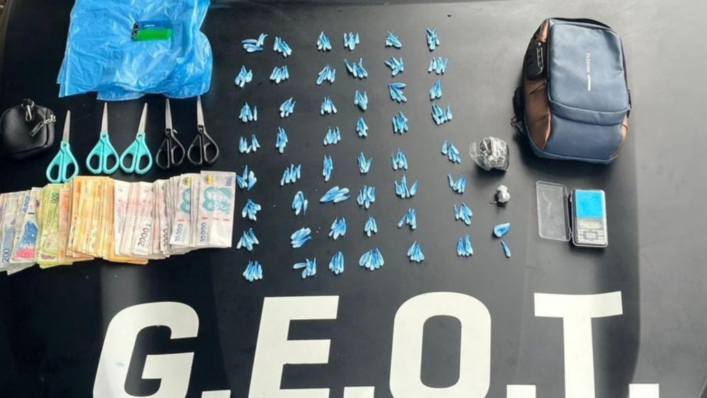 El procedimiento ocurrió en barrio Ciudad de Mis Sueños. El sospechoso intentó escapar de un control y fue detenido con más de 240 dosis de cocaína.