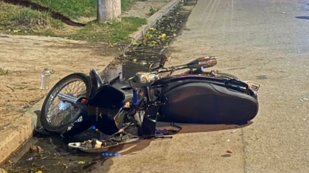 El joven de 27 años chocó contra un contenedor en barrio Las Flores y murió tras ser trasladado al Hospital de Urgencias
