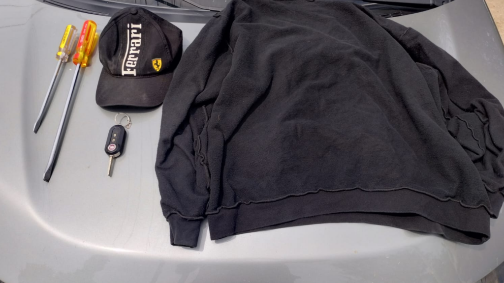 Tres pasajeros pidieron un viaje por aplicación, asaltaron al conductor y escaparon con su auto. Un operativo policial terminó con cinco detenidos