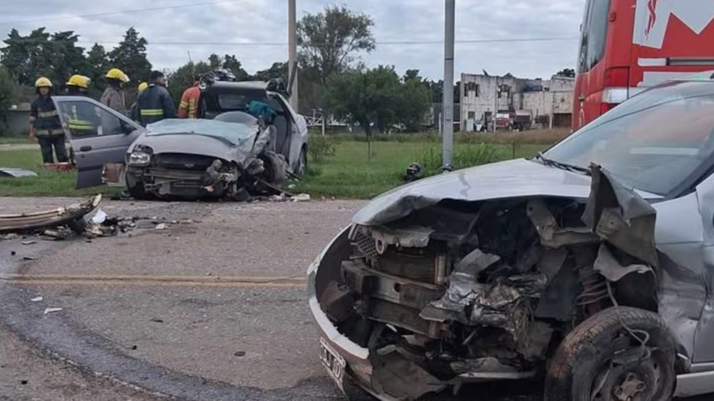 El siniestro ocurrió en una ruta de Córdoba. Uno de los conductores murió y el otro resultó gravemente herido