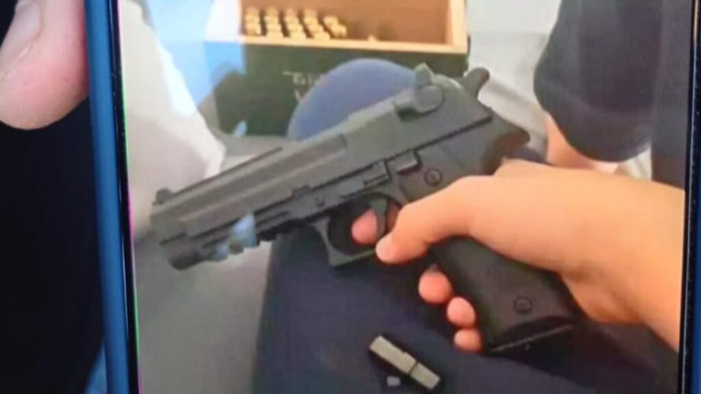 El hecho ocurrió en el Colegio Champagnat. La Justicia ordenó allanar la vivienda del menor y secuestró dispositivos electrónicos para avanzar con la investigación.