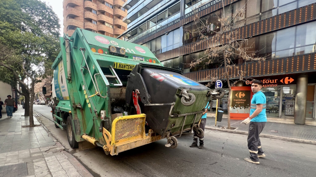 La Municipalidad dispuso un esquema especial con suspensión del transporte urbano, sin recolección de residuos y atención administrativa cerrada. Los cementerios permanecerán abiertos.