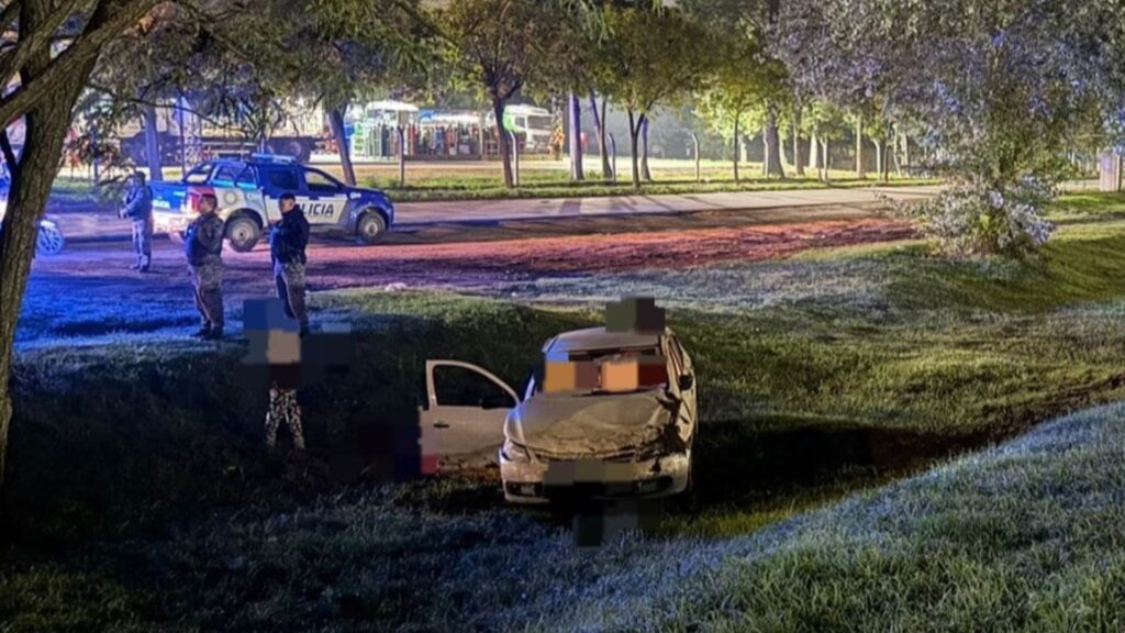 Ocurrió durante la madrugada de este jueves en barrio General Artigas. La conductora perdió el control del vehículo y el acompañante falleció tras ser trasladado al hospital.