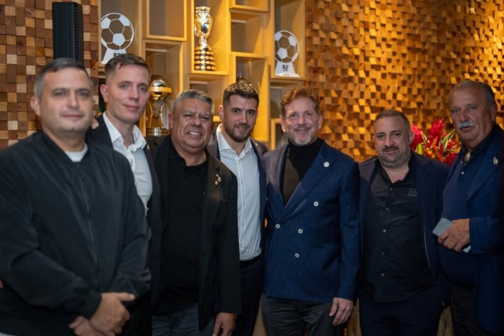 El presidente de la Gloria participó de la cena oficial del 82° Congreso Ordinario en Quito junto a Gianni Infantino, Alejandro Domínguez y Claudio Tapia. Luego viajará a Canadá para el Congreso de la FIFA.