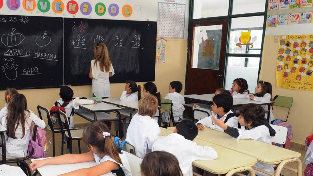 Un relevamiento privado mostró caída del poder adquisitivo, dificultades para cubrir gastos básicos y aumento en la búsqueda de segundos empleos. Casi el 90% afirmó que no puede ahorrar.