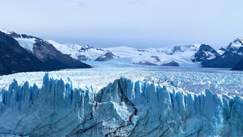 Con 137 votos a favor, 111 en contra y 3 abstenciones, la Cámara de Diputados dio sanción a la reforma que redefine el alcance de la protección de glaciares y zonas periglaciares, en medio de un fuerte debate político y ambiental.