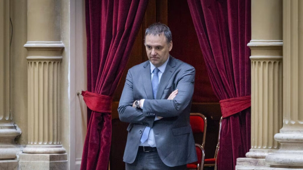 El jefe de Gabinete envió un informe con más de 2.100 respuestas antes de presentarse en Diputados. La oposición puso el foco en su evolución patrimonial, el viaje a Punta del Este, los gastos oficiales y el vínculo con Marcelo Grandio.