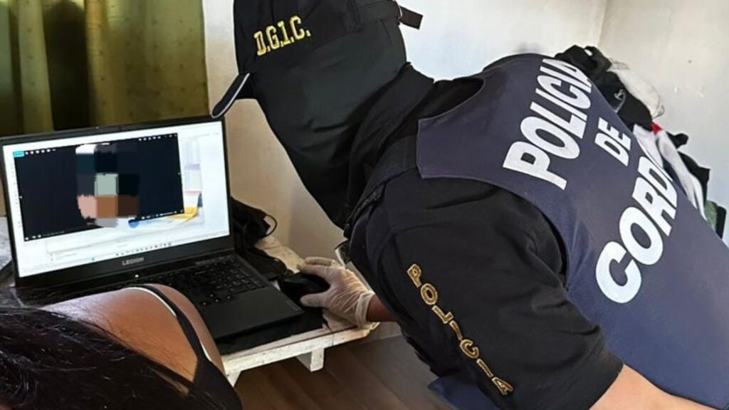 La organización captaba víctimas a través de redes sociales utilizando cuentas hackeadas. El principal sospechoso ya estaba detenido y se investiga la participación de más personas.