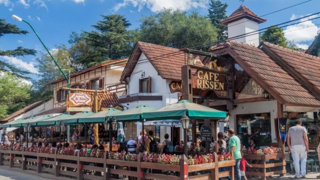 El movimiento turístico creció a nivel nacional, aunque con menor gasto y estadías más cortas. En Córdoba, la ocupación promedió el 80% y varios destinos alcanzaron niveles máximos.