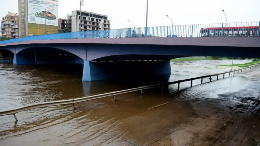 La lluvia sigue en Córdoba, con alta humedad y cortes en la Costanera