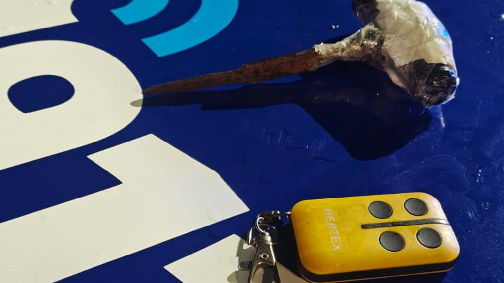 El procedimiento se realizó en barrio Villa Eucarística tras una maniobra sospechosa. Secuestraron un inhibidor de alarmas y una ganzúa