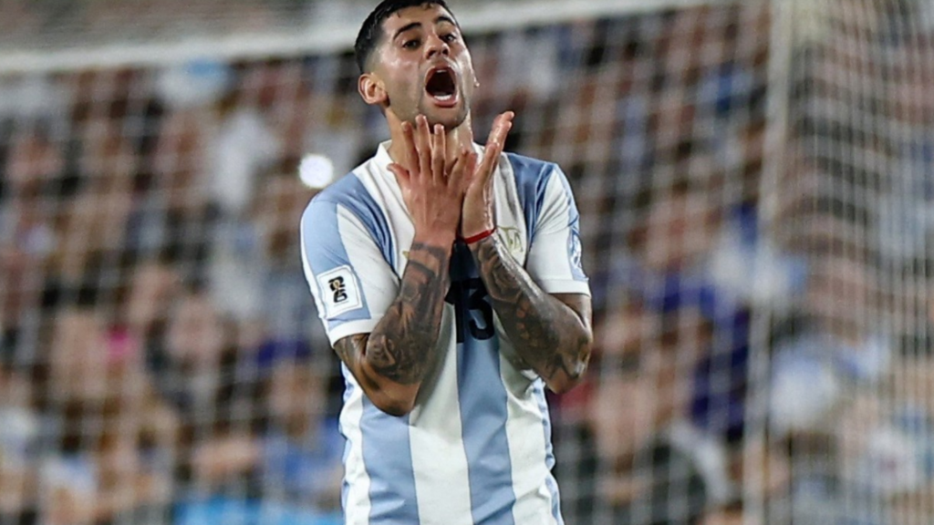 El defensor argentino sufrió una lesión en la rodilla y estará varias semanas afuera, aunque llegaría al Mundial