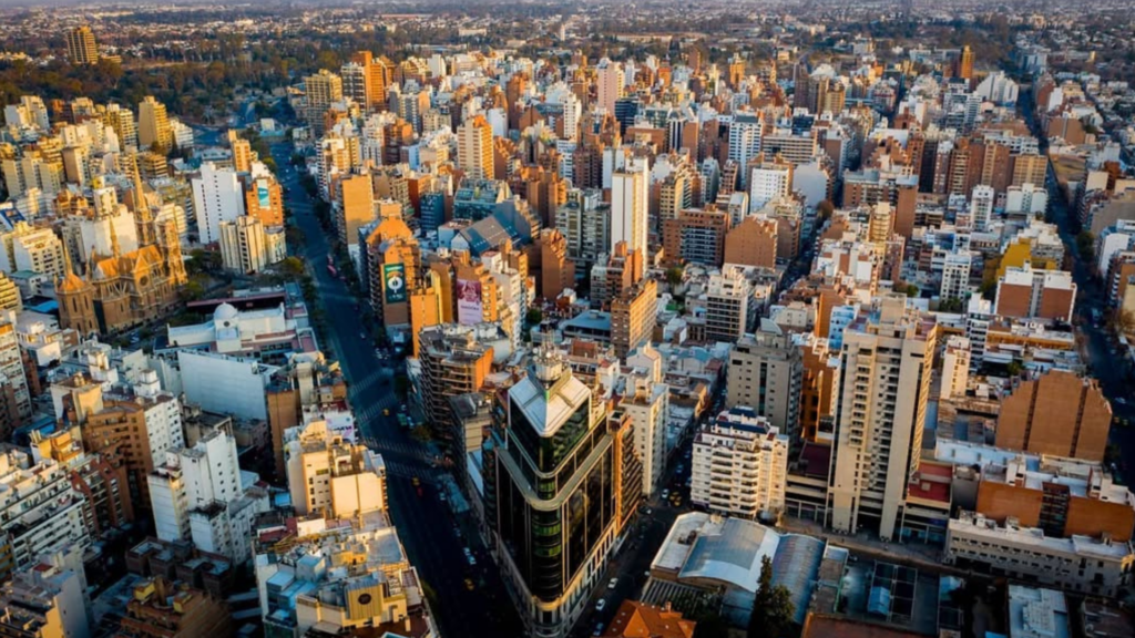 El ataque ocurrió en avenida Vélez Sarsfield al 900. La mujer sufrió una herida en el abdomen y fue trasladada al Hospital de Urgencias