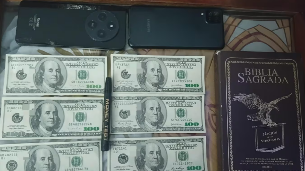 Los vieron contando billetes sobre una biblia y terminaron detenidos con dólares falsos