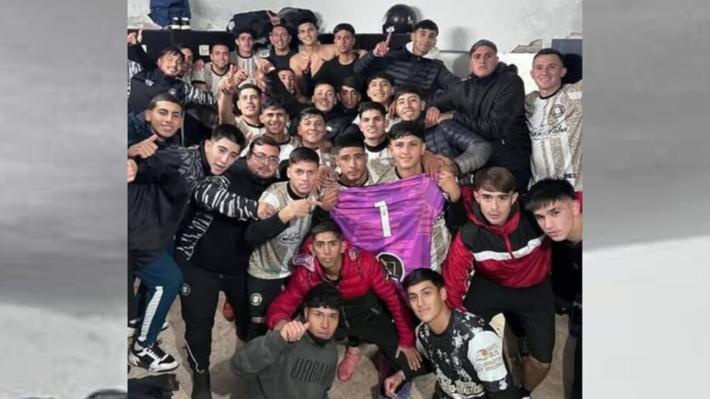 El líder ganó por la mínima y mantiene distancia en la cima, mientras que Atlético Carlos Paz goleó y alcanzó el segundo puesto en una fecha con movimientos importantes en la tabla.