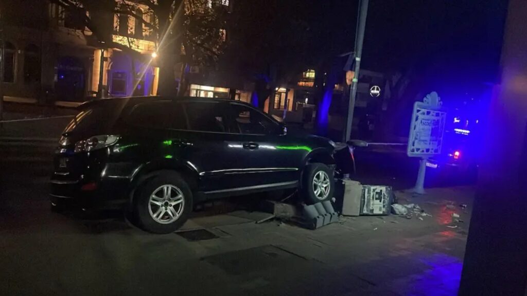 El siniestro ocurrió durante la madrugada de este viernes en la esquina de Obispo Oro y Chacabuco. No hubo heridos, aunque el impacto provocó importantes daños y cortes de tránsito en la zona.