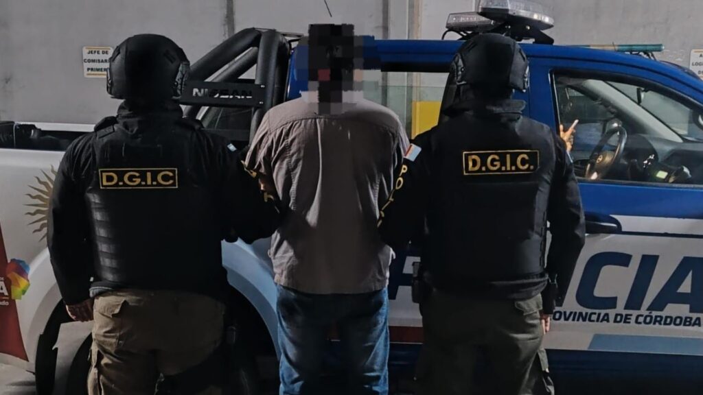 La investigación por el homicidio del suboficial principal Luis Alejandro Azabal avanzó con allanamientos simultáneos en Córdoba y Salta. Dos hombres fueron detenidos y se secuestraron armas, motocicletas, celulares, dinero y estupefacientes.