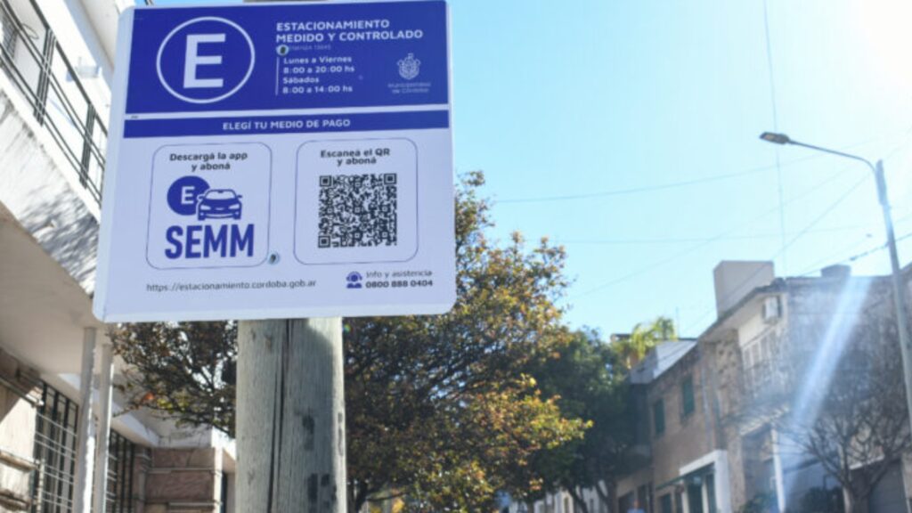 Desde este martes rige el nuevo esquema de estacionamiento controlado en la capital cordobesa. El sistema elimina el pago en efectivo, incorpora controladores urbanos en distintos barrios y establece una tarifa variable atada al precio de los combustibles.