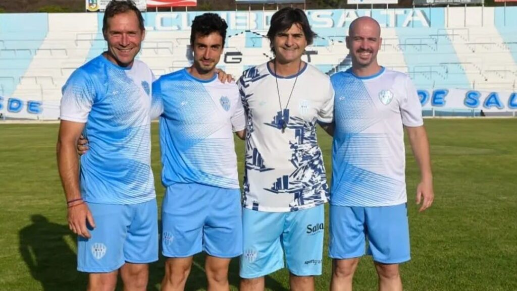 El experimentado entrenador, con más de 500 partidos dirigidos en el fútbol argentino, asumirá el mando del León de cara al Torneo Clausura con el objetivo de evitar el descenso.