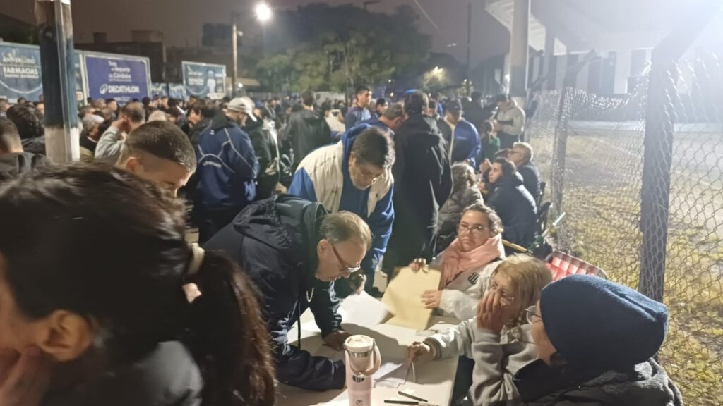 En una jornada frente al estadio de barrio Jardín, agrupaciones opositoras y socios independientes abogaron para solicitar cambios en la gestión y una mayor participación en las decisiones del club.