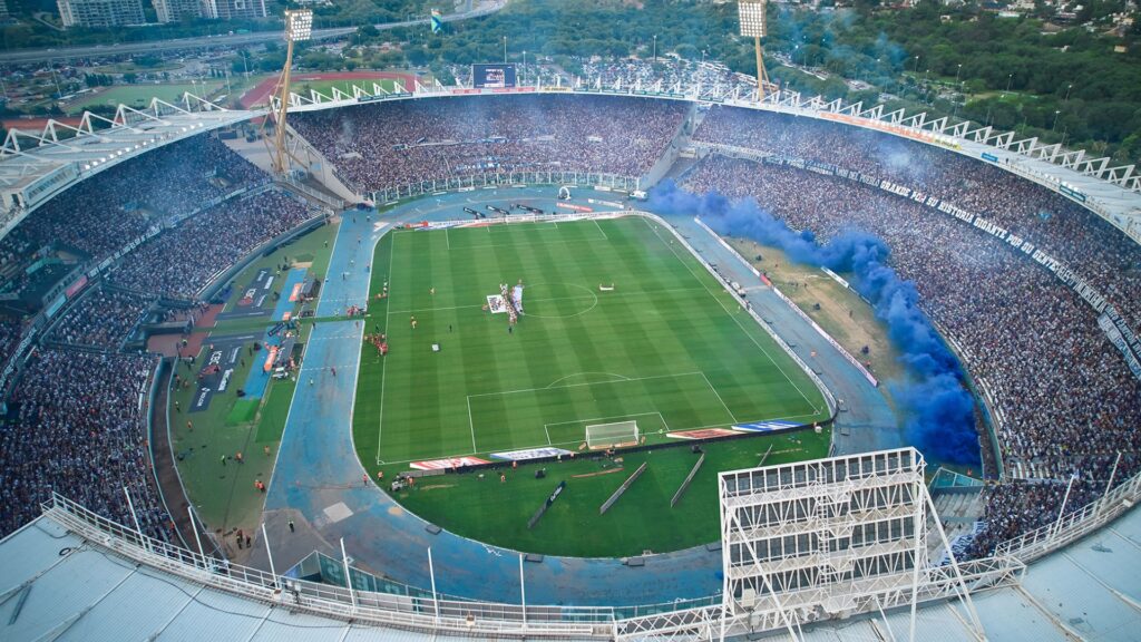 La Liga Profesional confirmó que el clásico cordobés se disputará este sábado, aunque los horarios definitivos de la jornada están pendientes de los resultados de este lunes. La directiva albiazul solicita que el encuentro finalice con luz solar por razones de seguridad.