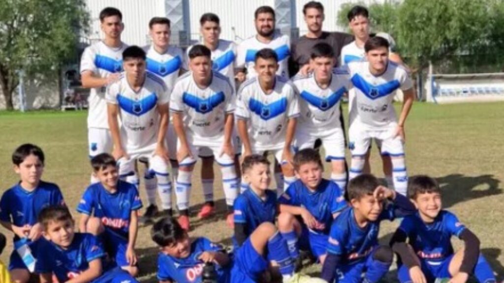 El escolta ganó y quedó a dos puntos del líder Defensores Juveniles, que tuvo fecha libre. Almirante Brown también aprovechó y se metió tercero tras vencer a Quilmes.