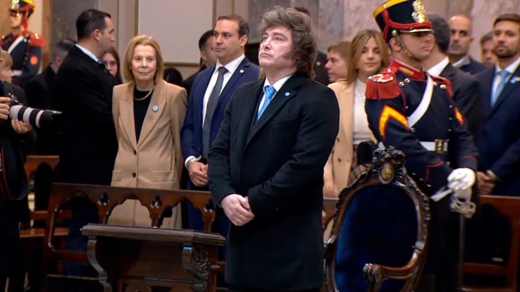 El arzobispo de Buenos Aires reclamó una dirigencia política dispuesta al diálogo y cuestionó el clima de violencia en redes sociales. El presidente Javier Milei asistió acompañado por funcionarios de su círculo más cercano.