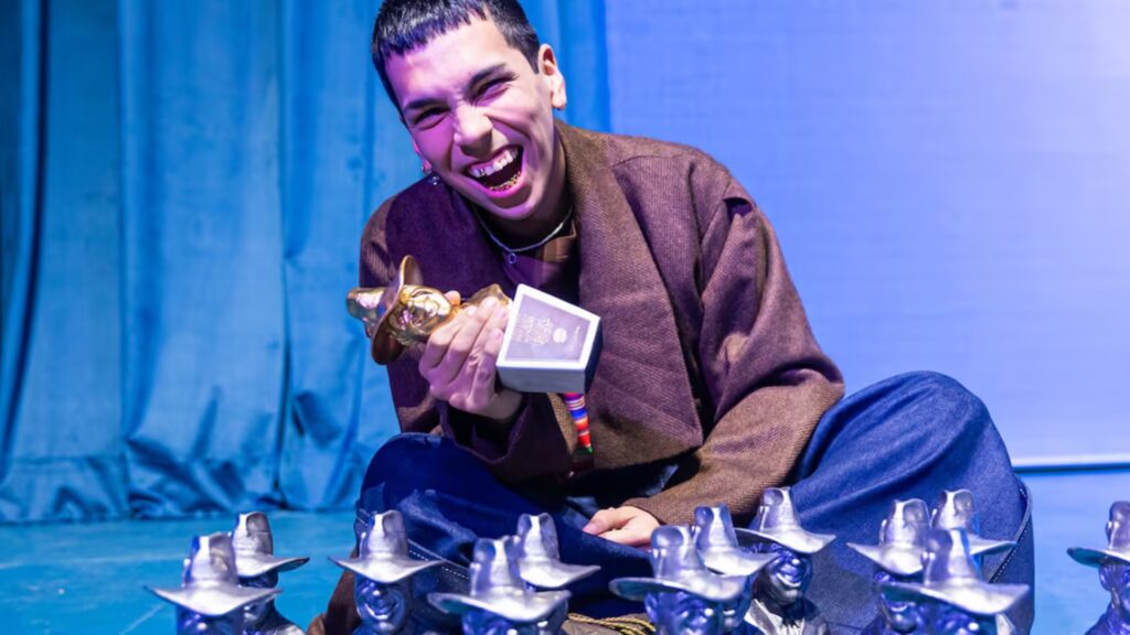 El joven artista fue la gran figura de la ceremonia realizada en el Teatro Coliseo. Ganó múltiples categorías, incluido Álbum del Año, y confirmó su lugar como uno de los nombres más fuertes de la música argentina actual.