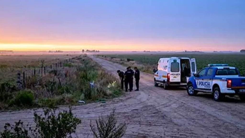 El cuerpo fue encontrado en una banquina en San Antonio de Litín. La Justicia caratuló el caso como muerte de etiología dudosa y espera los resultados de las pericias.