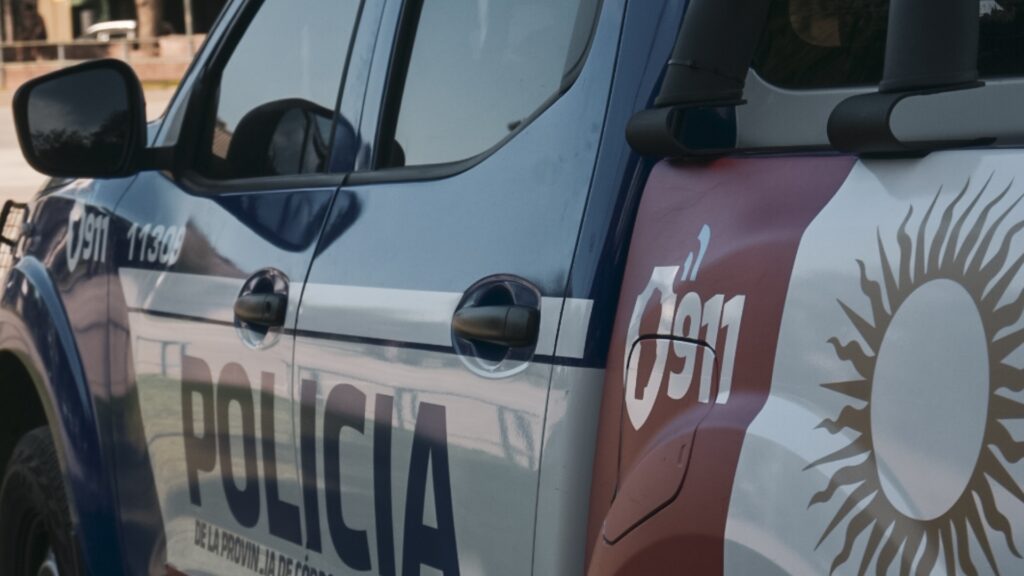 El procedimiento se originó durante un control vehicular. Hubo incidentes con allegados del sospechoso, un efectivo herido y daños en móviles.