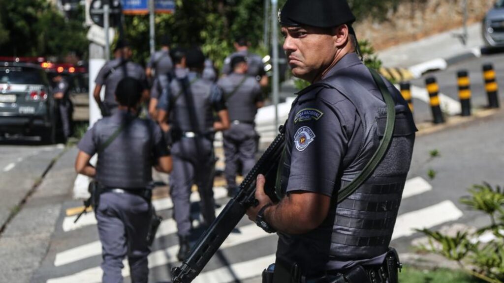 El hombre, de 63 años, fue arrestado en el estado de Minas Gerais tras ser acusado de fotografiar a un menor negro y enviar comentarios discriminatorios desde su celular durante un viaje turístico en tren. El caso generó fuerte repercusión y repudio en Brasil.