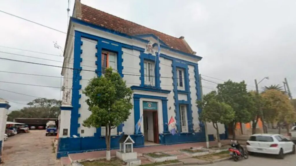 El caso ocurrió en San Francisco del Chañar y es analizado como un posible abuso de autoridad. La mujer no estaba imputada en la causa por robo en la que fue involucrada.
