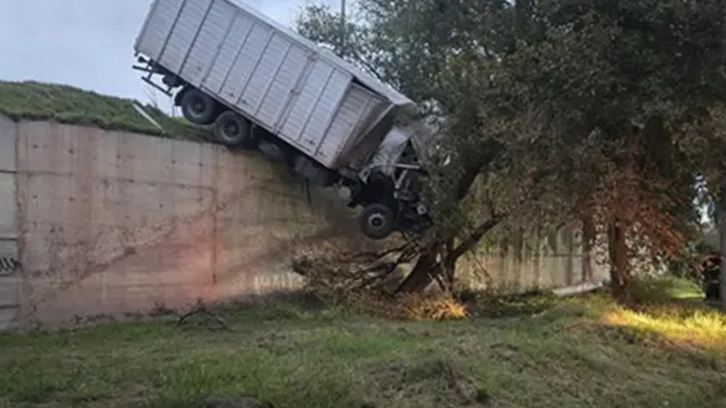 El choque ocurrió cerca de Pilar, en el cruce de la autopista Córdoba-Rosario con la Ruta 13. Uno de los camiones quedó al borde de caer al nivel inferior