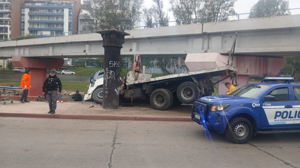 El accidente ocurrió en Costanera sur, a la altura del puente 25 de Mayo. El camión impactó contra la estructura, quedó al borde del Suquía y hubo dos heridos