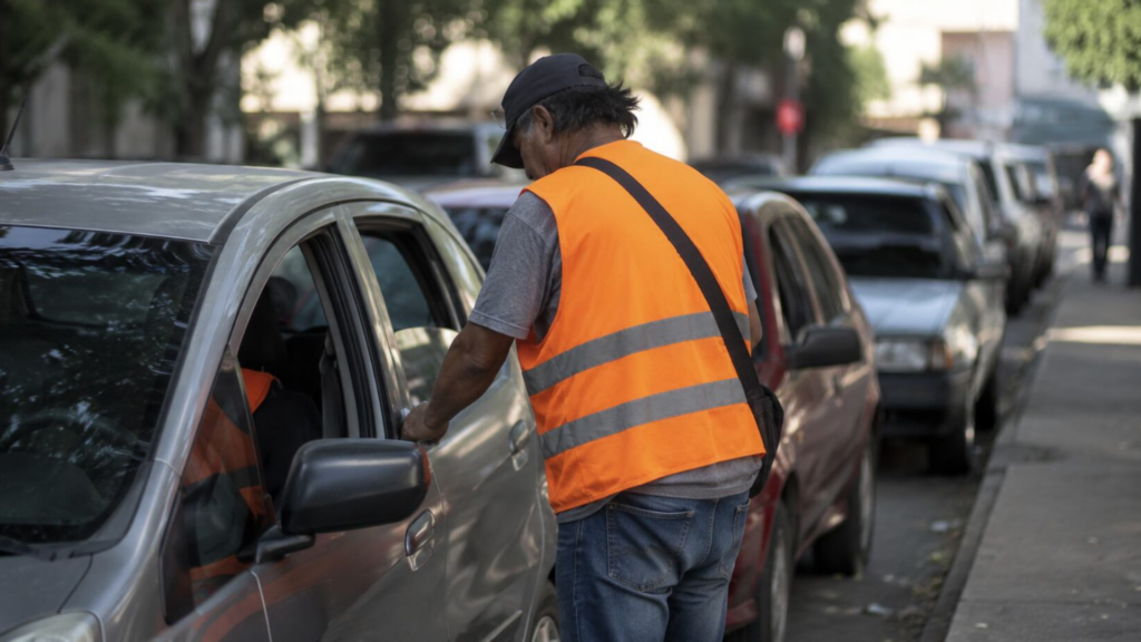 El procedimiento ocurrió en barrio Villa Belgrano. El hombre de 38 años fue sorprendido cobrando estacionamiento y usaba un chaleco refractario