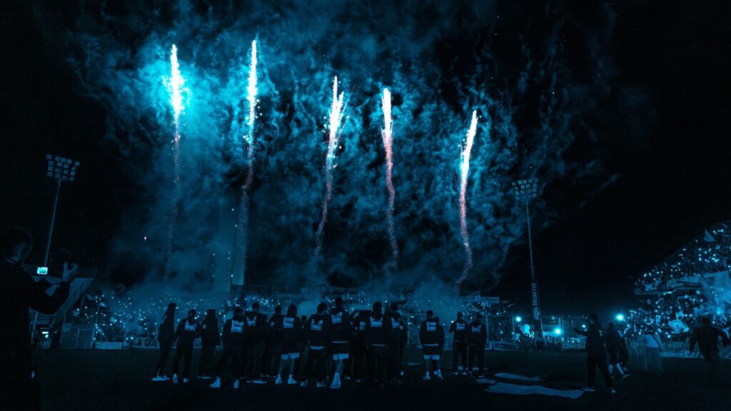 Miles de hinchas colmaron el Gigante para brindar apoyo al plantel en la previa del cruce eliminatorio por el Torneo Apertura. Hubo bombos, banderas y una comunión total entre los jugadores y la tribuna.