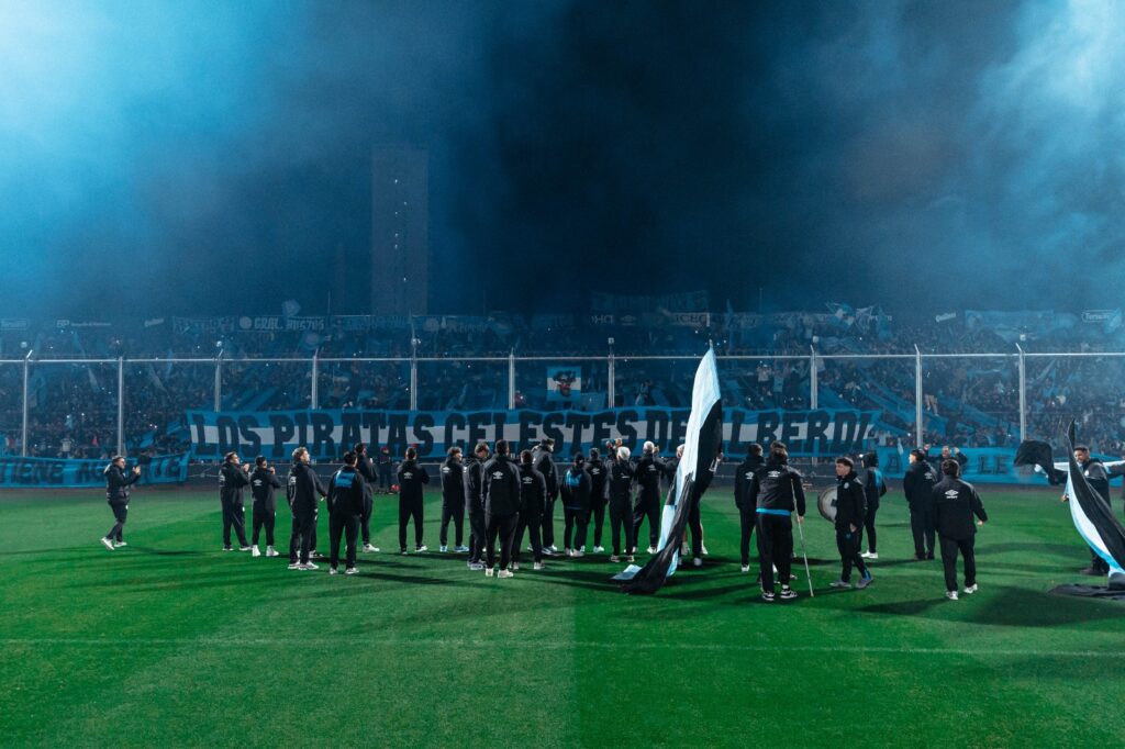 El plantel de Ricardo Zielinski recibió el apoyo masivo de su gente en la previa del duelo decisivo por el Torneo Apertura. Con una fiesta de fuegos artificiales y cánticos, el 