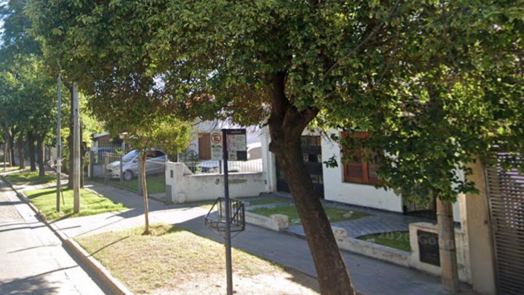 La tragedia ocurrió en barrio Altos de Vélez Sarsfield. La pequeña sufrió graves heridas y falleció luego de ser trasladada de urgencia a una clínica privada. Investigan cómo se desprendió la estructura.