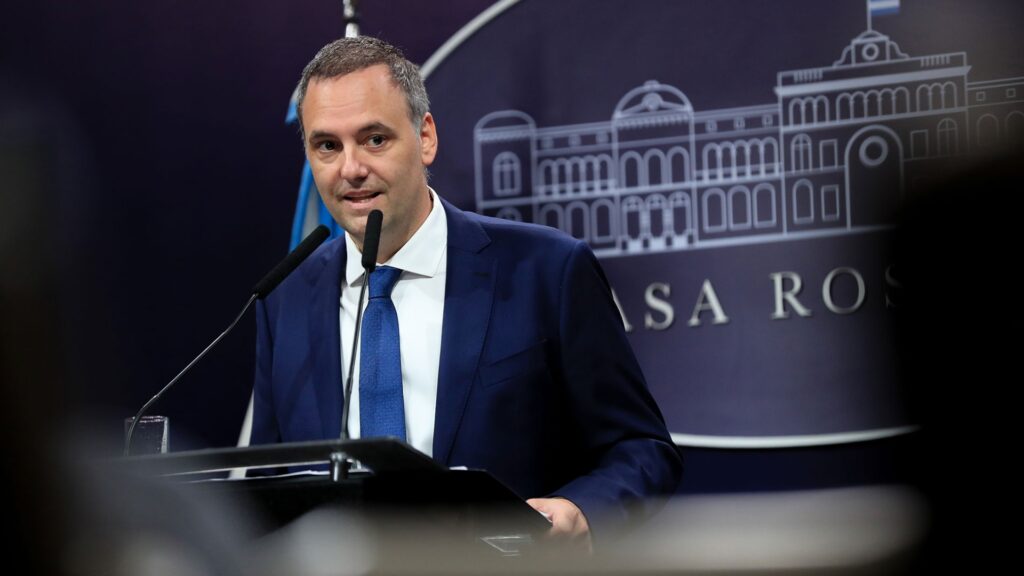 Manuel Adorni renunció a la Jefatura de Gabinete en medio de una investigación judicial